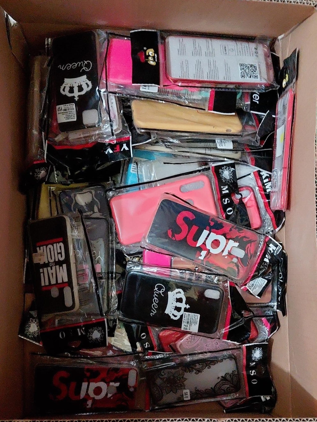 Scatolo con 200 cover per vari cellulari