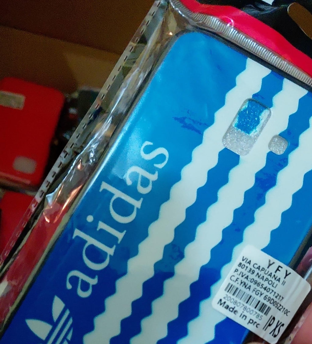 Scatolo con 200 cover per vari cellulari