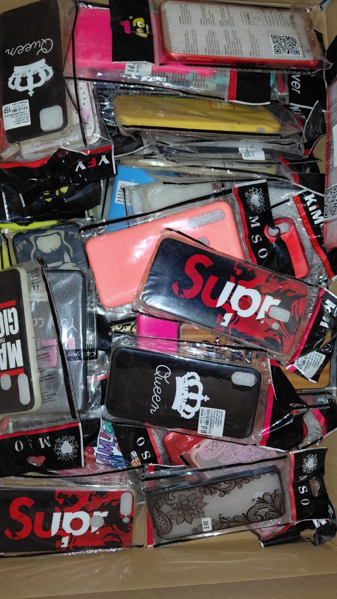 Scatolo con 200 cover per vari cellulari